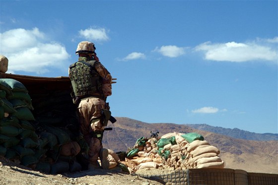 Voják 2. jednotky OMLT Pi pozorování okolí základny Salar v Afghánistánu