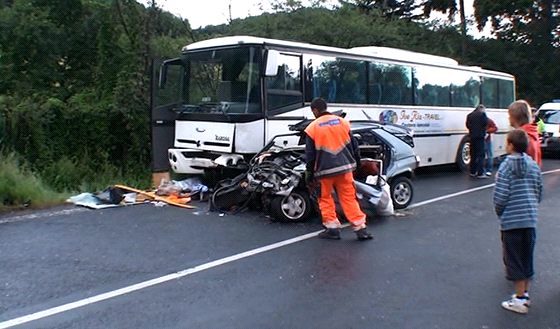 Sráka osobního auta a autobusu u Boislavi na Teplicku