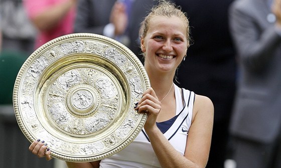 VÍTZKA WIMBLEDONU. Petra Kvitová pózuje fotografm s trofejí pro vítzku...