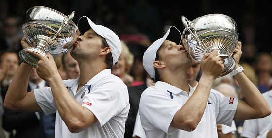 JE TO NAE! Brati Bob a Mike Bryanové slaví vítzství ve wimbledonské tyhe.