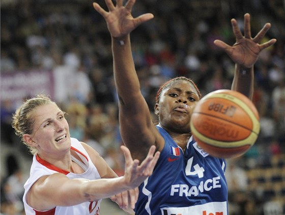 Ilona Burgrová v zápase s Franciíí v roce 2011.