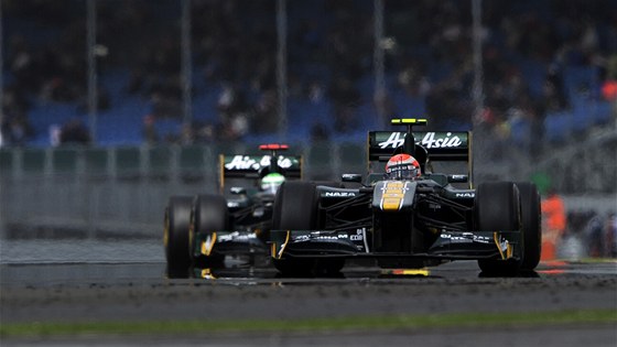 Ital Jarno Trulli (vpedu), za ním Heikki Kovalainen z Finska si projídí tra