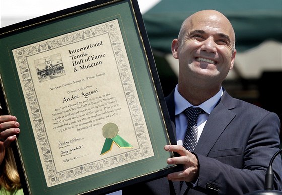 NESMRTELNÝ. Americký tenista Andre Agassi byl slavnostn uveden do sín slávy. 