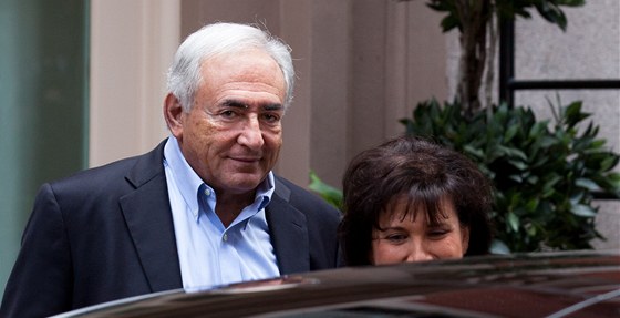 Dominique Strauss-Kahn se svou enou Anne Sinclair ped bytem na Manhattanu (2.