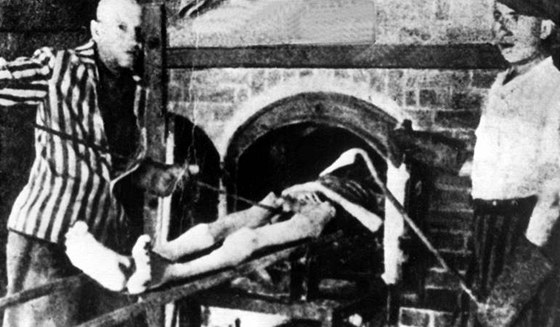 Zajatci v koncentraním táboe v Mauthausenu dávají do pece tlo mrtvého