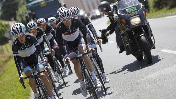 NEBEZPEN OTEVENÁ ÚSTA. Favorit Tour de France Andy Schleck (vlevo vpedu)