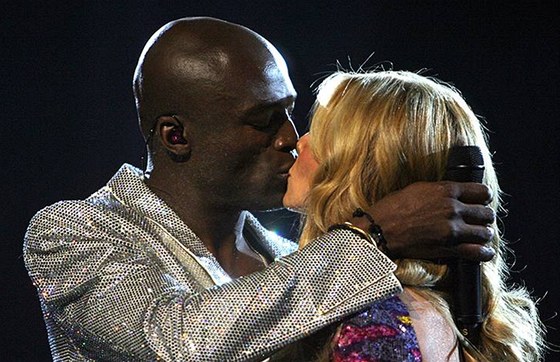 Seal líbá manelku Heidi Klumová poté, co si spolu zazpívali duet Wedding Day -...