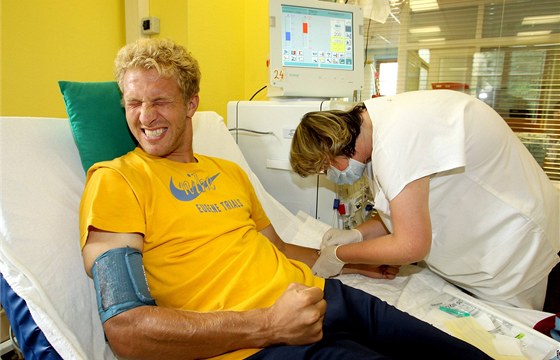 U B̎NÁ STAROST. Petr Mikolanda musí tikrát týdn na dialýzu  i s nemocnými ledvinami vak hraje dál fotbal.