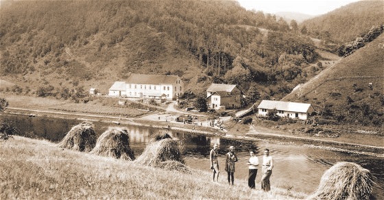 Rodinná fotografie z výletu ve 30. letech 20. století. V pozadí je nejvtí