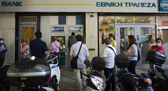 Klienti ecké národní banky ve front ped bankomatem nedaleko budovy parlamentu v centru Atén.