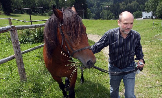 Majitel farmy Hucul Ivan Karbusický