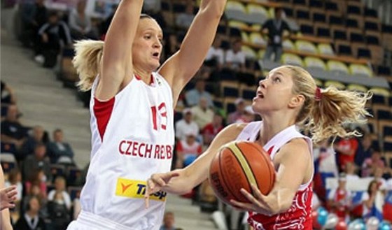 BLOK. eská basketbalistka Petra Kulichová se pokouí zastavit jeden z ruských