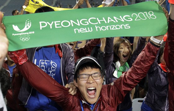 EXTÁZE. Korejci slaví úspch kandidatury Pchjongchangu na poádání ZOH 2018. 