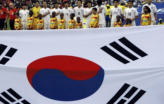 PED ZÁPASEM. Korejtí fotbalisté zpívají hymnu ped osmifinále mistrovství