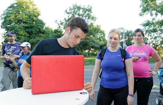 Trenér vysvtluje tenákám, jak zprovoznit Sportband, který jim te bude mit