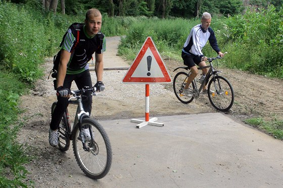 Stezku u Otavy v Písku pokozuje voda stékající pi detích z pole. Radnice u