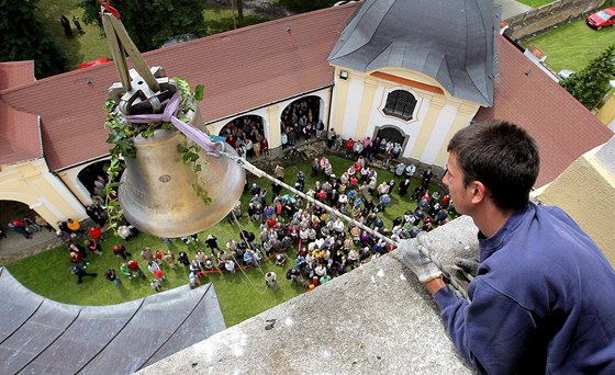 Do ve kostela vytáhli zvony pracovníci zvonaství Perner, sledovaly je stovky