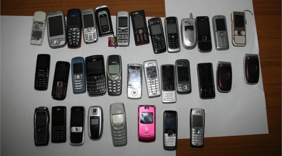 Část z šedesáti mobilních telefonů, které si zloděj nechal, když se mu je