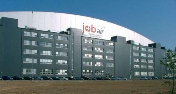 Hala opravny letadel firmy Job Air na mošnovském letišti.