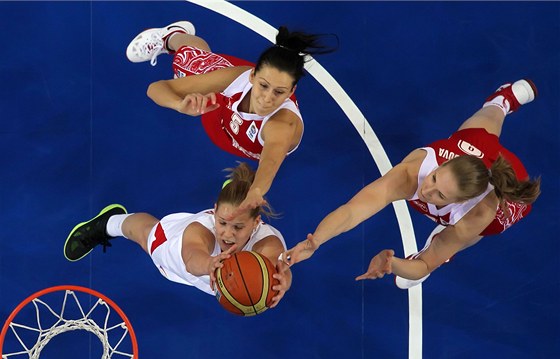 eská basketbalistka Alena Hanuová (v bílém) doskakuje v souboji s Ruskem.