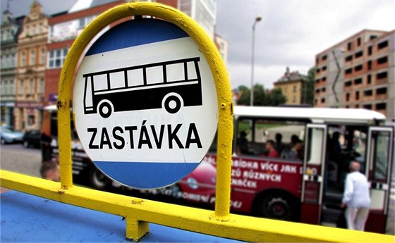 Olomouc pesunula v místní ásti Svatý Kopeek autobusovou zastávku kvli bezpenostním pedpism, na novém míst je ale riziko nehod mnohem vyí. Nejspí tak dojde na dalí sthování. (Ilustraní snímek)