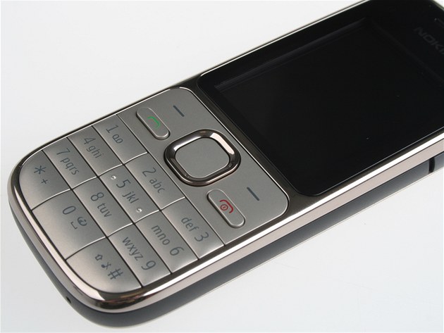 Nokia C2 svým vzhledem rozhodn neprozrazuje, jak lacino ji lze poídit.