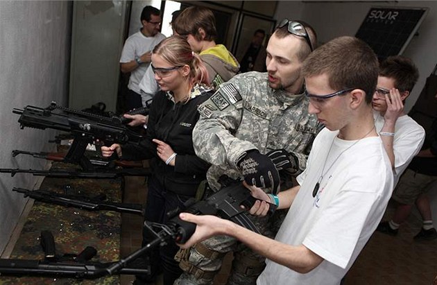 Modrý tým na airsoftu - �lenové Modrého týmu ODS se chystají na airsoft p�i