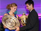 UKA MI TO. Srbský tenista Novak Djokovi sahá po trofeji Petry Kvitové na