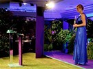 NA PÓDIU. eská tenistka Petra Kvitová pózuje s trofejí pro vítzku Wimbledonu