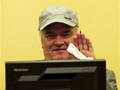 Nkdejí velitel bosenských Srb Ratko Mladi tsn ped vykázáním ze soudní