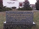 Komunistick� pam�tn�k p�ipom�naj�c� ud�lost babick� trag�die