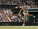 SERVIS. Maria arapovová na podání ve Wimbledonském finále proti Pete Kvitové.