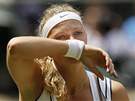 BEZ NERV. Petra Kvitová se soustedí bhem finále Wimbledonu.