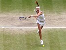 BUM! Petra Kvitová se opírá do míe bhem wimbledonského finále proti