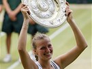 VYSNNÁ TROFEJ. Petra Kvitová zvedá nad hlavu trofej pro vítzku Wimbledonu.