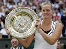 TA TROFEJ JE MOJE. Petra Kvitová drí talí pro vítzku Wimbledonu.