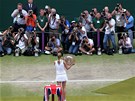 EKNTE SÝR. Petra Kvitová pózuje fotografm s trofejí pro vítzku Wimbledonu.