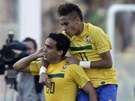 Jadson a Neymar slaví gól v síti Paraguaye na ampionátu Copa America. 
