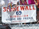 Hnutí gay, lesbiek a queer komunity na stonewallské nepokoje nezapomnlo.