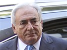 Dominique Strauss-Kahn pijídí k soudu. (1. ervence 2011)