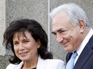 Dominique Strauss- Kahn se svou enou Anne Sinclairovou opoutí soudní sí (1....