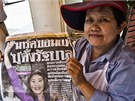Thajka drí pondlní noviny, které popisují vítzství strany Jinglak