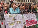 Fanouci na Trafalagar Square ekají na premiéru filmu Harry Potter a Relikvie