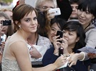 Premiéra filmu Harry Potter a Relikvie smrti - ást 2: Emma Watsonová rozdává...