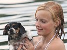 Dvka se svm psem ve Stbrnm jezeru v Opav