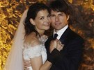 Novomanelé Tom Cruise a Katie Holmesová pózují po svatebním obadu. (18. 11....