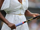 Venus Williamsová zvolila aty se zlatým zipem, páskem a výstihem vzadu.  