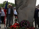 Sjezd píznivc Komunismu u památného pomníku v Babicích