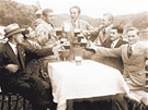 U Barták. Parta mladík v záí 1931 popíjí pivo na zahrádce hostince u