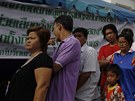 Thajci ekající ped volební místnosti v Bangkoku